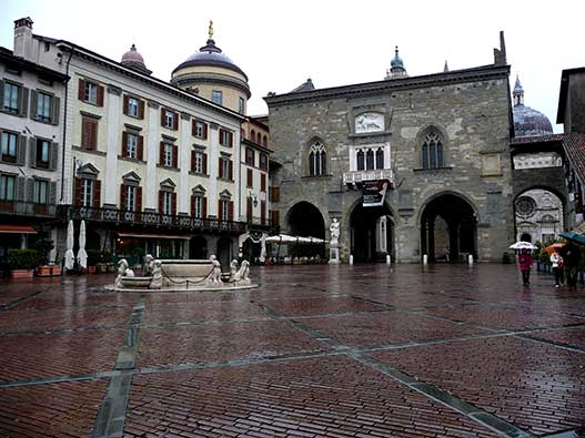 Bergamo-piazza-vecchia